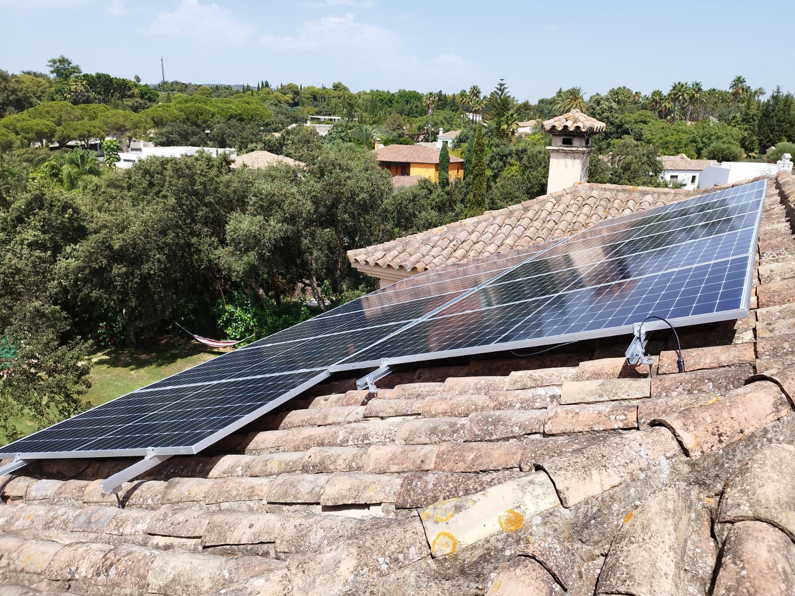 Montaje placas fotovoltaicas en vivienda de Sotogrande Sedeno empresa de instalaciones electricas Espana Ahorro energetico - Proyectos